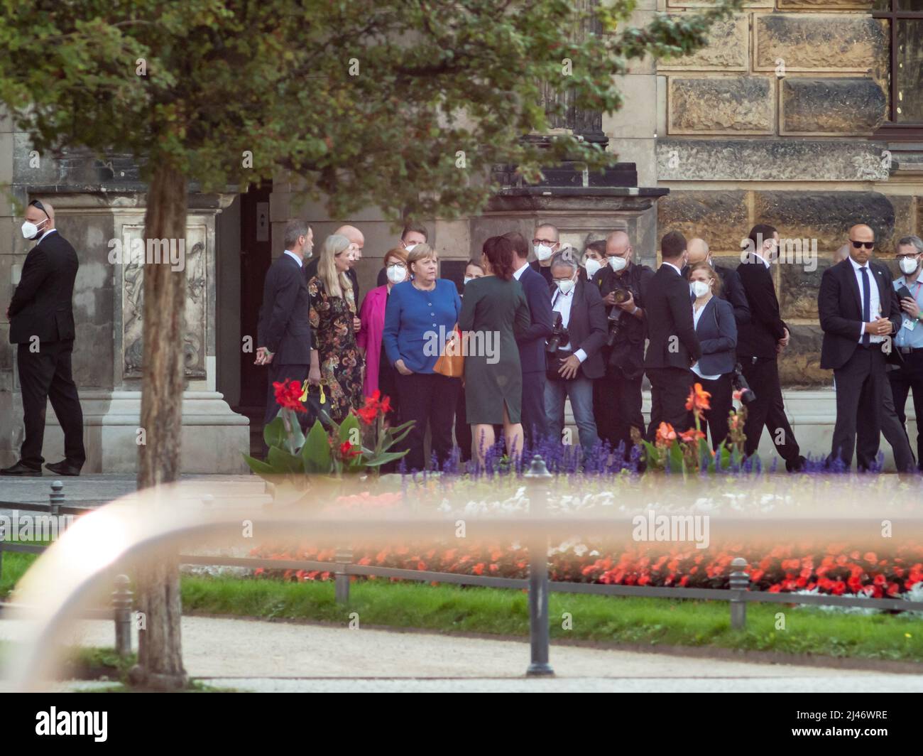 Bundeskanzlerin Angela Merkel und Ministerpräsident Michael Kretschmer vor dem Dresdner Zwinger zur Eröffnung der Vermeer-Ausstellung. Politiker Stockfoto