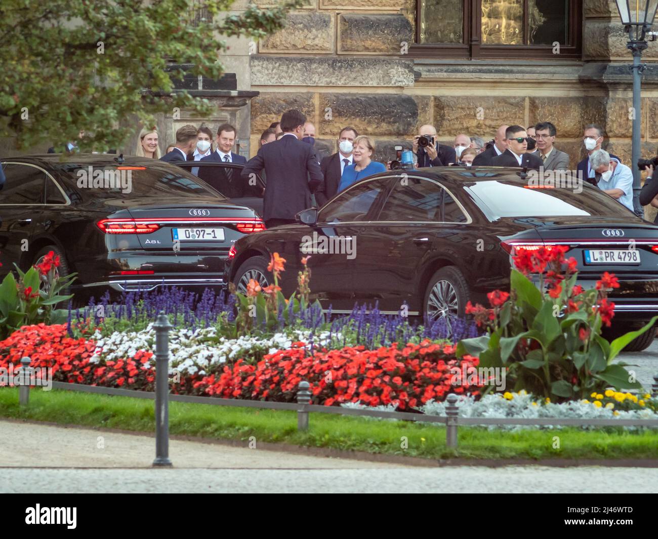 Bundeskanzlerin Angela Merkel und Ministerpräsident Michael Kretschmer vor dem Dresdner Zwinger zur Eröffnung der Vermeer-Ausstellung. Politiker Stockfoto