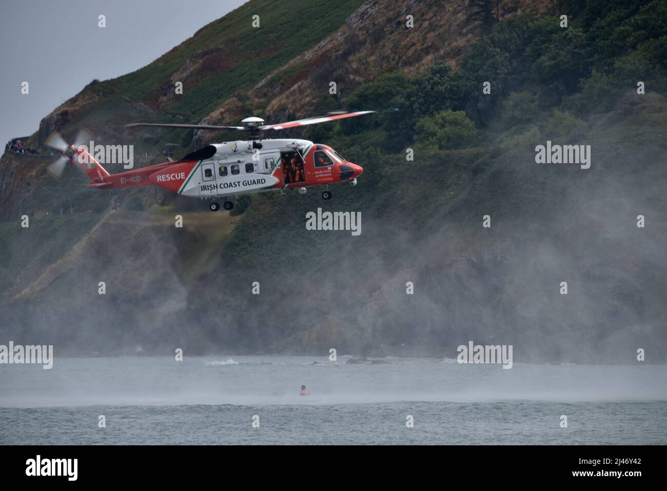 Bray, Republik Irland. 29.. Juli 2018. Sikorsky SO92 Helikopter Rescue 115 wird von der irischen Küstenwache betrieben, die einen Mann aus dem Meer abrollt. Stockfoto