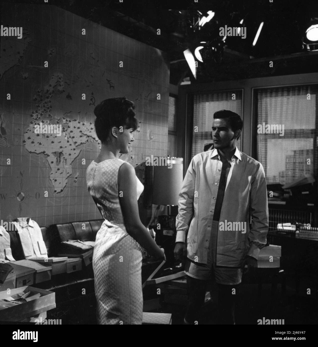 PAMELA TIFFIN und HORST BUCHHOLZ am Set offen während der Dreharbeiten VON EIN, ZWEI, DREI 1961 Regisseur BILLY WILDER spielen Ferenc Molnar Drehbuch Billy Wilder und I.A. L. Diamond Bavaria Film / Pyramid Productions / Mirisch Corporation / United Artists Stockfoto