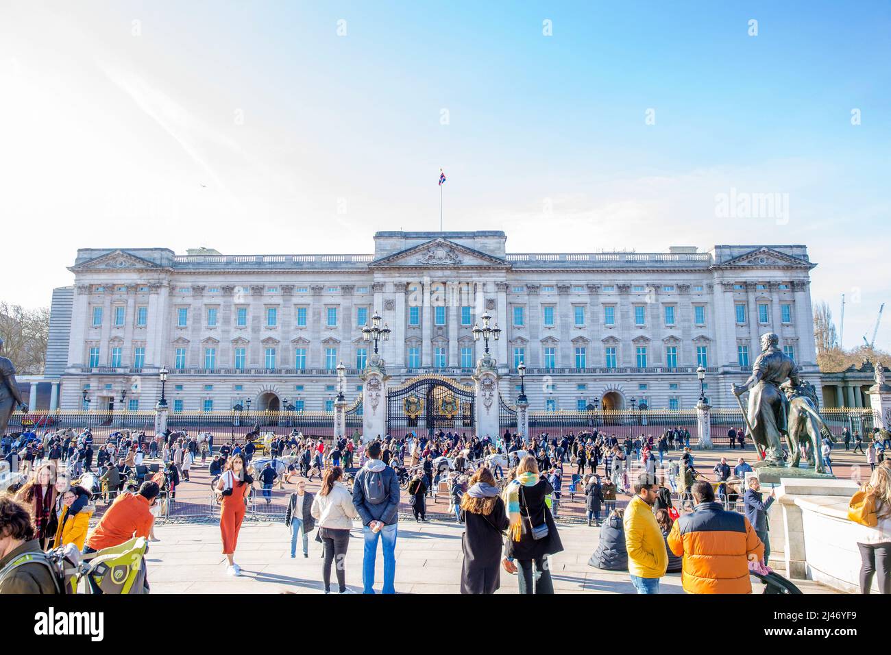 Vor dem Buckingham Palace im Zentrum Londons versammeln sich Menschen. Stockfoto