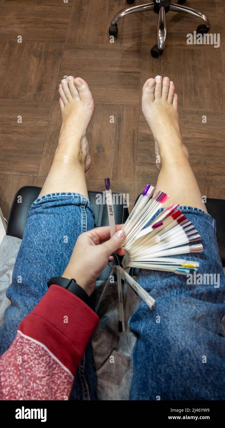 Pediküre Konzept Live-Stil Fotografie. Weibliche Hände mit Farbpalette Stockfoto
