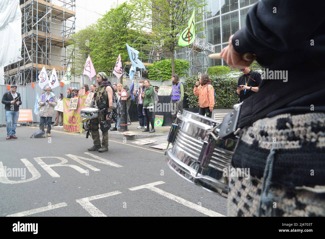 Die Klimaaktivisten der xr-Gruppe nahmen an der Black Rock-zentrale an, um die straßen londons zu blockieren: „Unser Vertrauen auf fossile Brennstoffe finanziert Kriege, Stockfoto