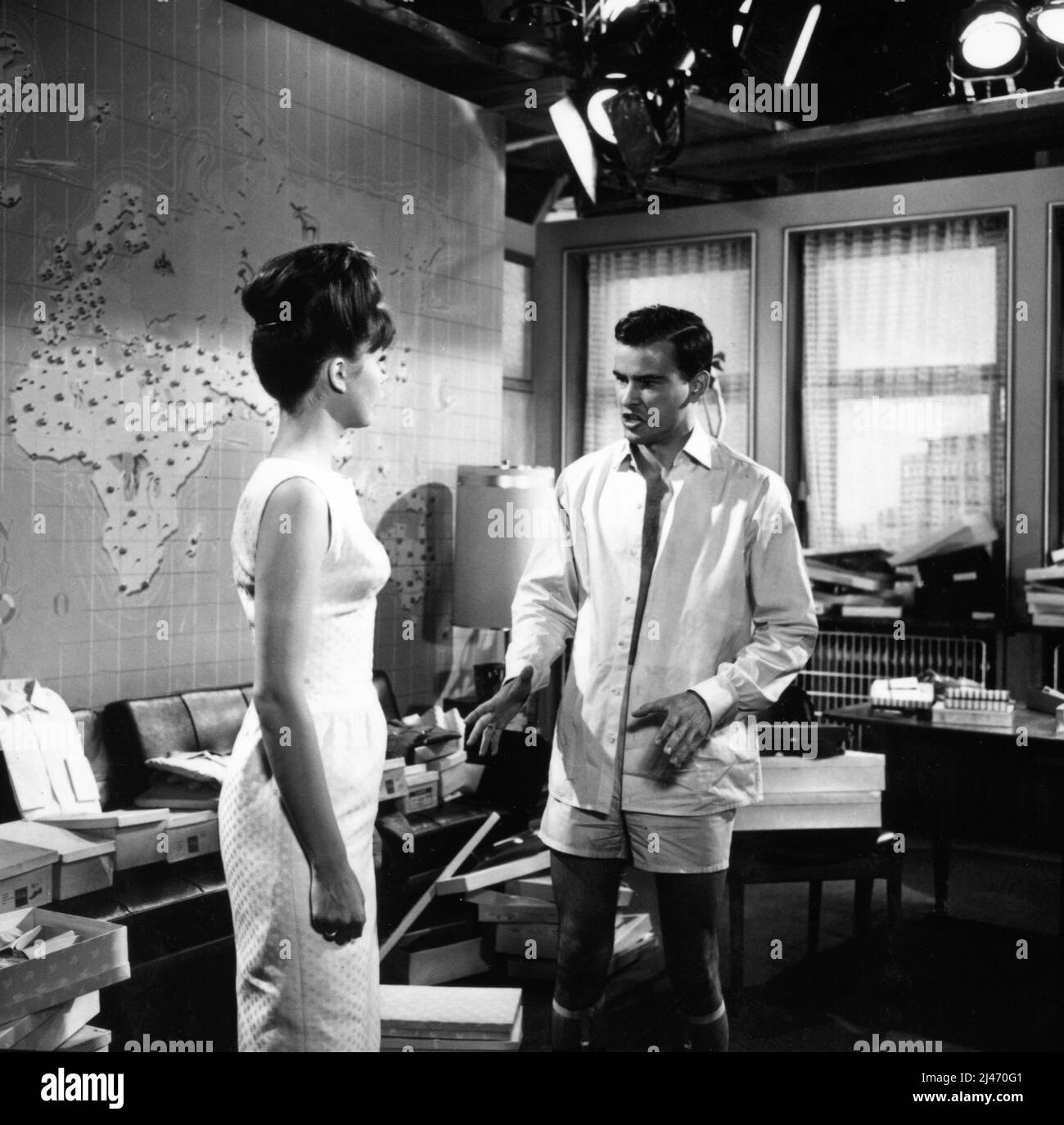 PAMELA TIFFIN und HORST BUCHHOLZ am Set offen während der Dreharbeiten VON EIN, ZWEI, DREI 1961 Regisseur BILLY WILDER spielen Ferenc Molnar Drehbuch Billy Wilder und I.A. L. Diamond Bavaria Film / Pyramid Productions / Mirisch Corporation / United Artists Stockfoto