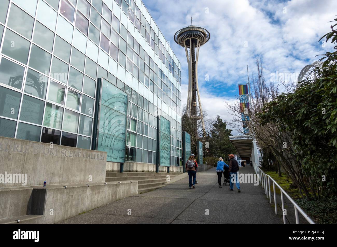 Seattle, WA USA - ca. März 2022: Blick auf die Straße einer Gruppe von Menschen, die in der Innenstadt zur Space Needle gehen. Stockfoto