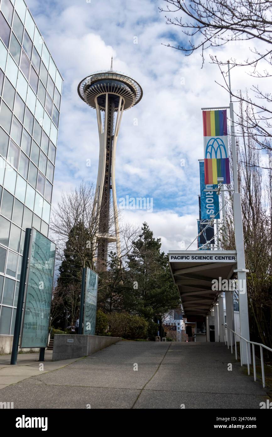 Seattle, WA USA - ca. März 2022: Blick aus der Nähe des Eingangs zum Pacific Science Center in der Innenstadt von Seattle, in der Nähe der Space Needle Stockfoto
