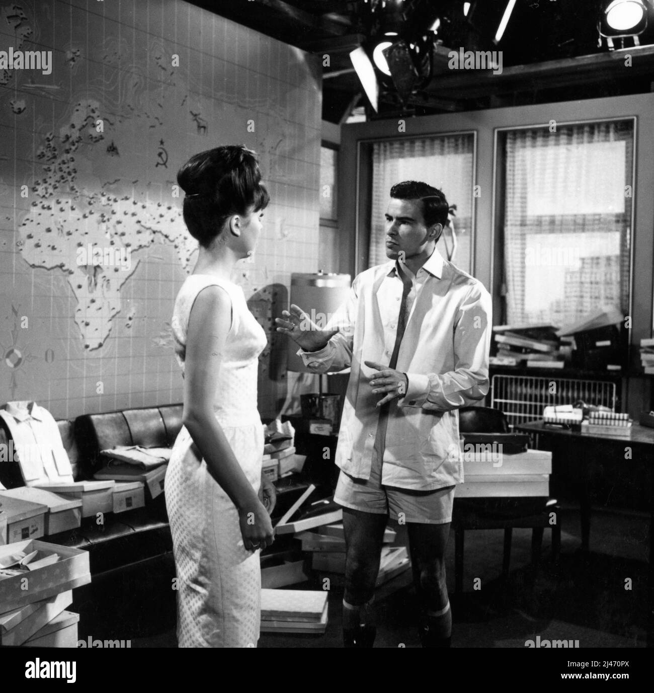 PAMELA TIFFIN und HORST BUCHHOLZ am Set offen während der Dreharbeiten VON EIN, ZWEI, DREI 1961 Regisseur BILLY WILDER spielen Ferenc Molnar Drehbuch Billy Wilder und I.A. L. Diamond Bavaria Film / Pyramid Productions / Mirisch Corporation / United Artists Stockfoto