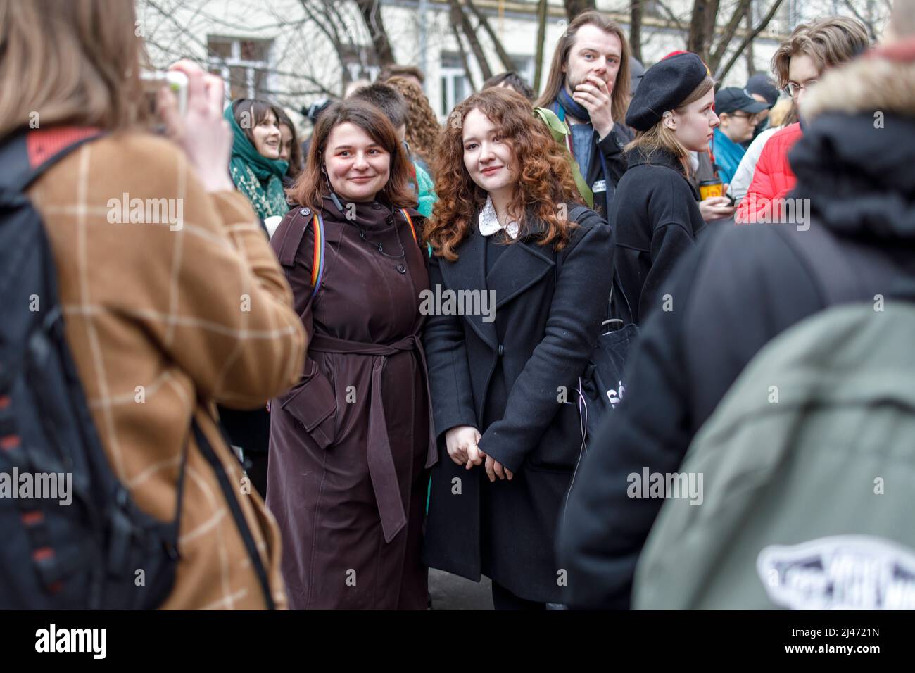 Moskau, Russland - am 12. April 2022 kamen Menschen vor Gericht, um die verhafteten Studenten im Fall Doxa zu unterstützen. Stockfoto