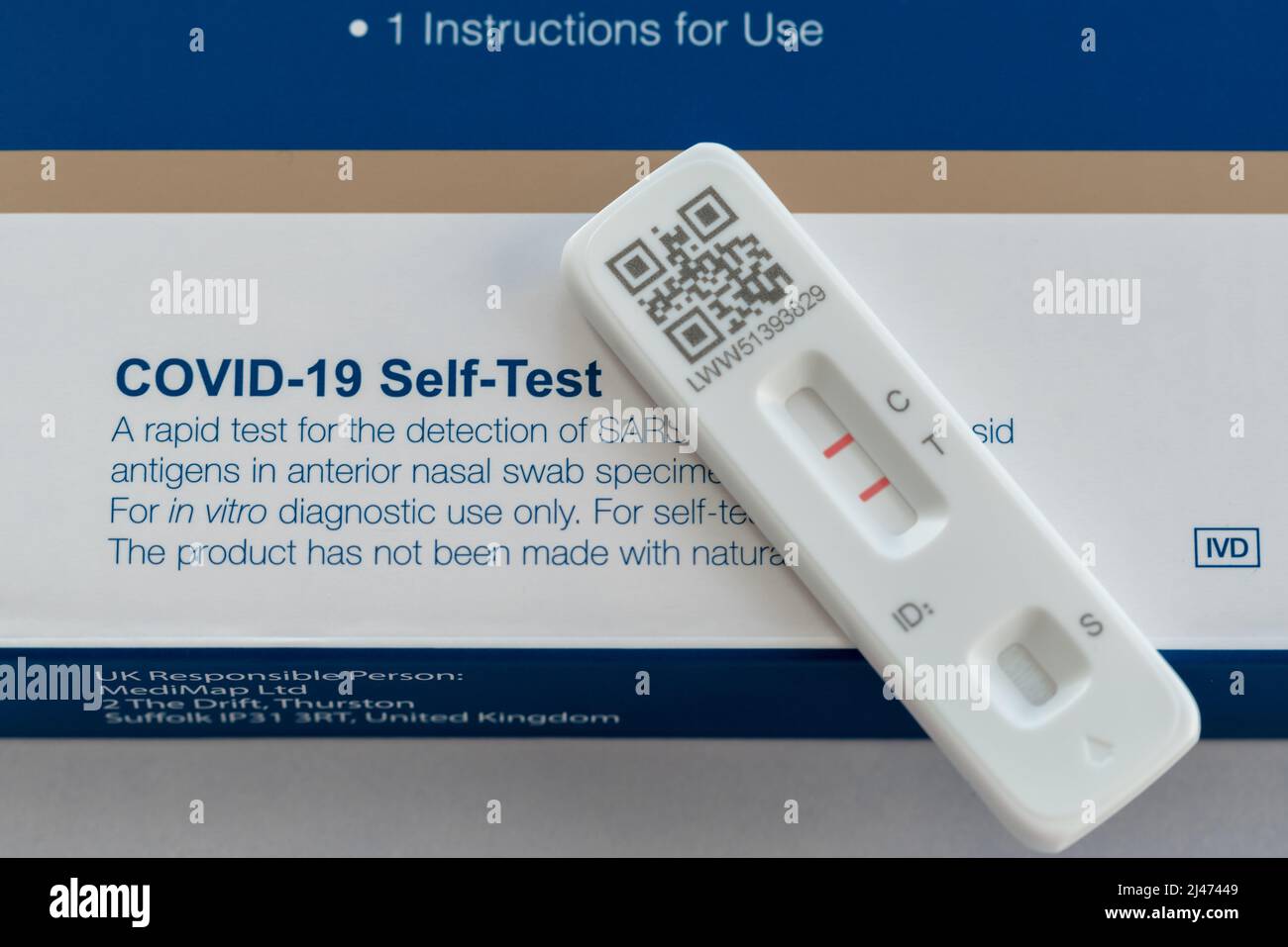 COVID-19 Selbsttest - schneller Antigentest (Testing positive) - Stockbild Stockfoto