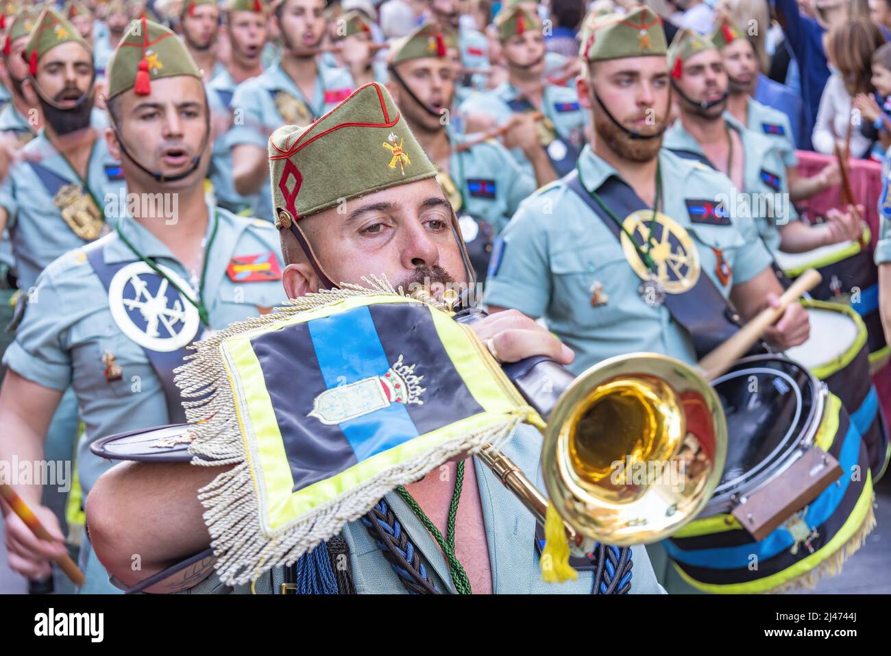 Huelva, Spanien - 9. April 2022: Legionarios-Soldaten aus der Legion Tercio in einer Parade während der Karwoche in Spanien. Fokussiere dich nur auf das Gesicht des nächsten Mannes Stockfoto