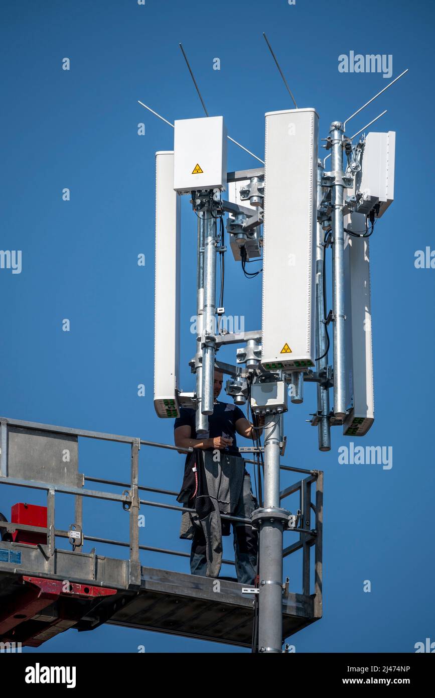 Montage, Installation eines 5G Funksenders, Mast auf einem Wohngebäude, schnelles mobiles Internet, Düsseldorf, NRW, Deutschland Stockfoto