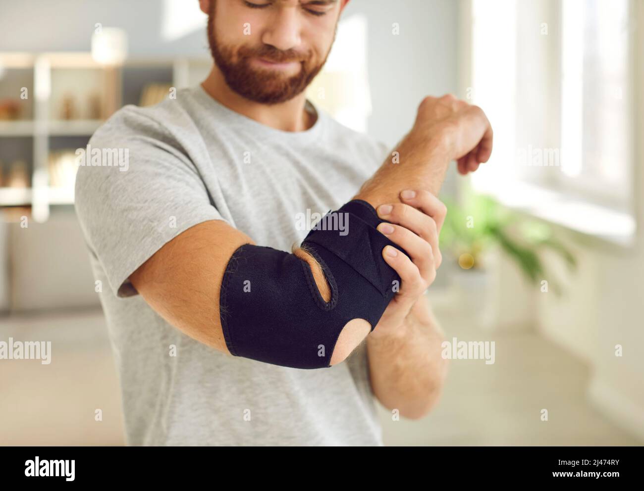 Ungesunder Mann mit Verband auf gebrochenem Arm Stockfoto