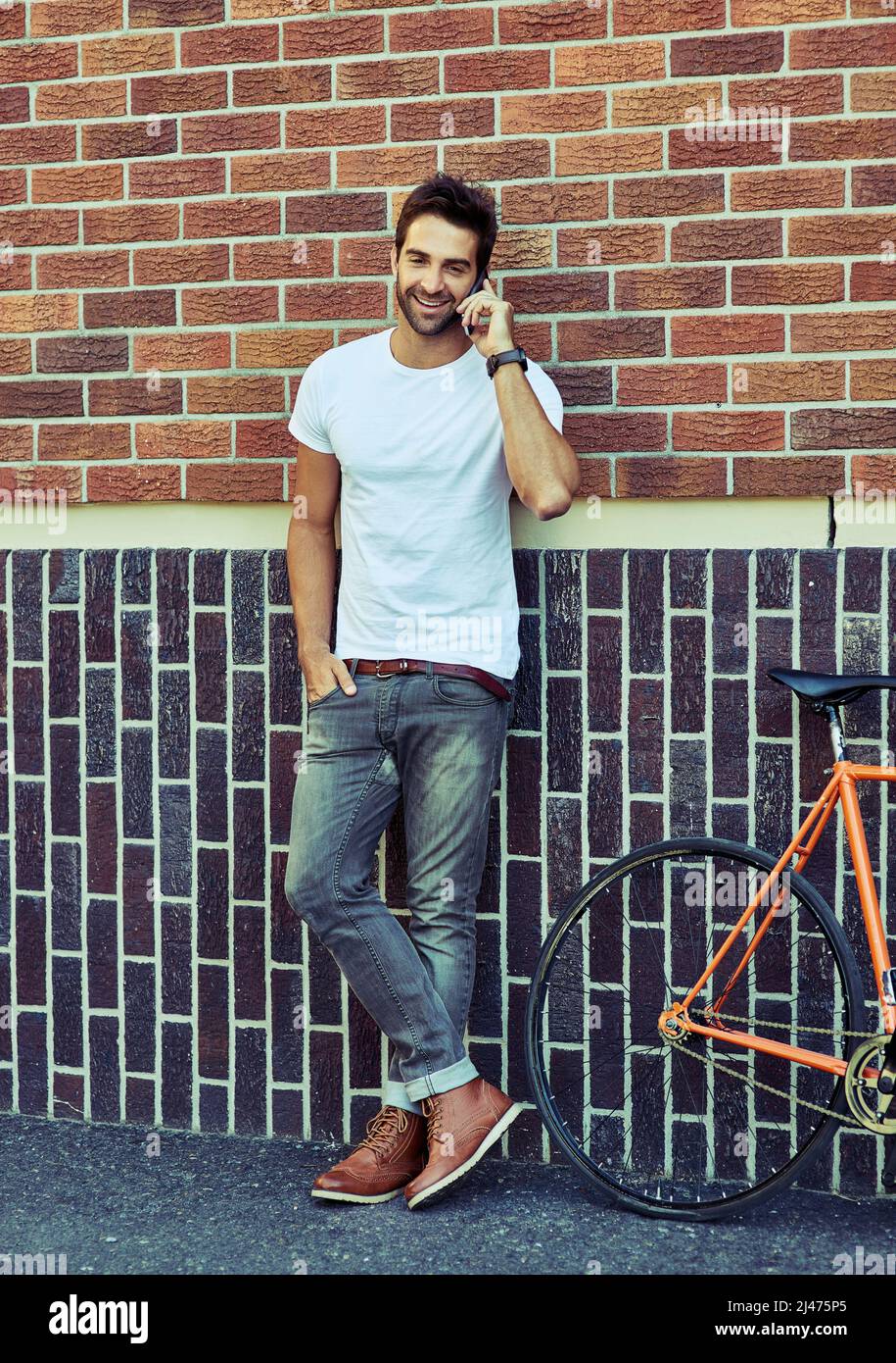 Genießen Sie die Stadt auf moderne Weise. Aufnahme eines jungen, gutaussehenden Mannes, der den Tag in der Stadt verbringt. Stockfoto