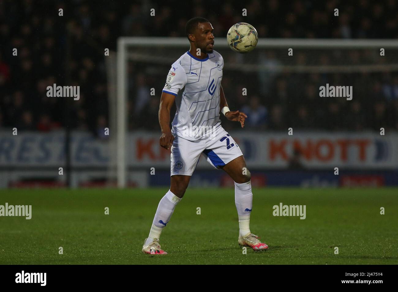 Tendayi Darikwa #27 von Wigan Athletic steuert den Ball Stockfoto