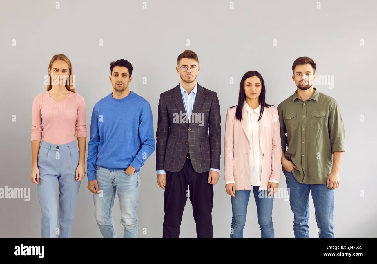 Porträt eines Teams von multiethnischen Mitarbeitern, das im Büro posiert Stockfoto