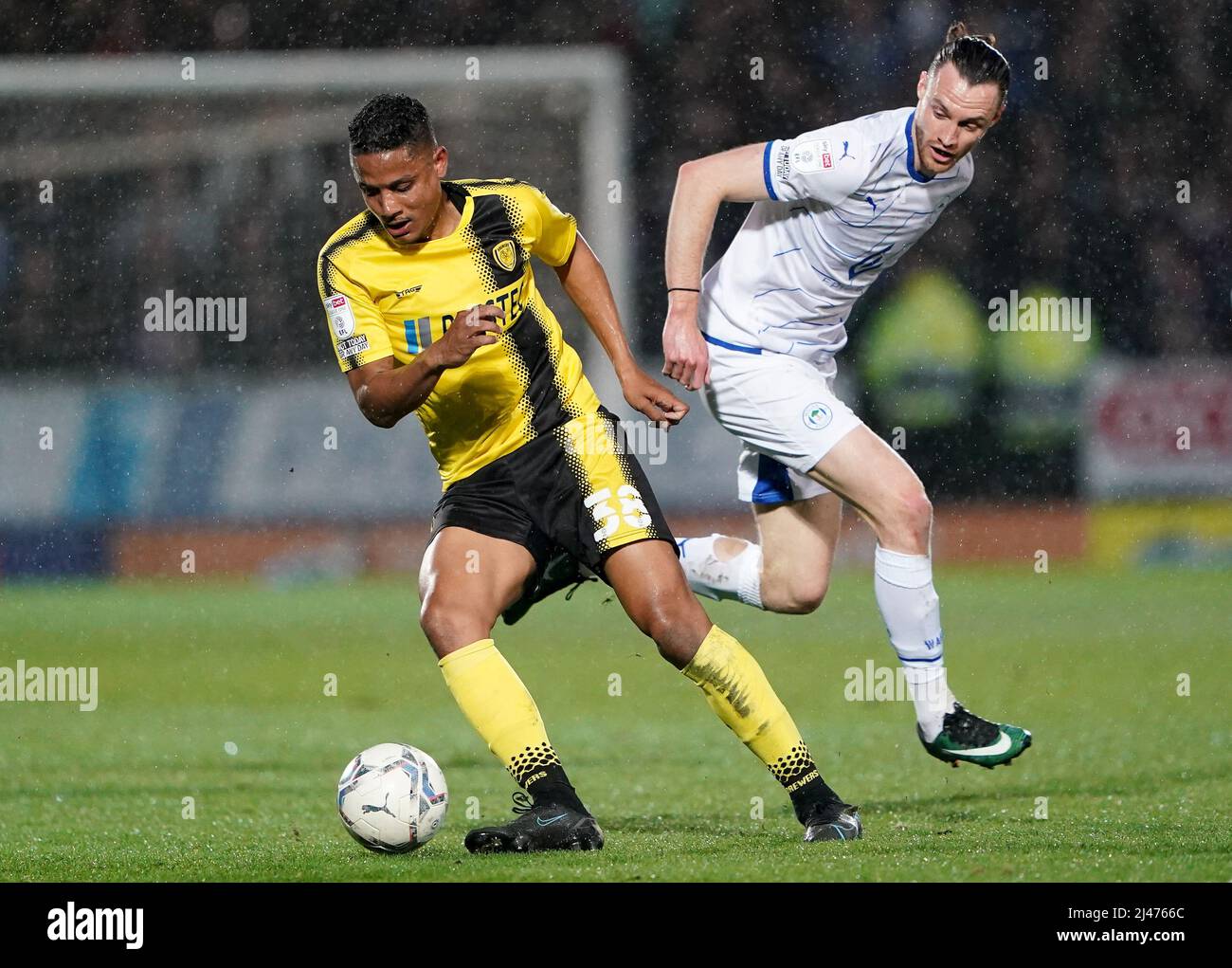 Michael Mancienne von Burton Albion kämpft mit will Keane von Wigan Athletic während des Sky Bet League One-Spiels im Pirelli Stadium, Burton. Bilddatum: Dienstag, 12. April 2022. Stockfoto