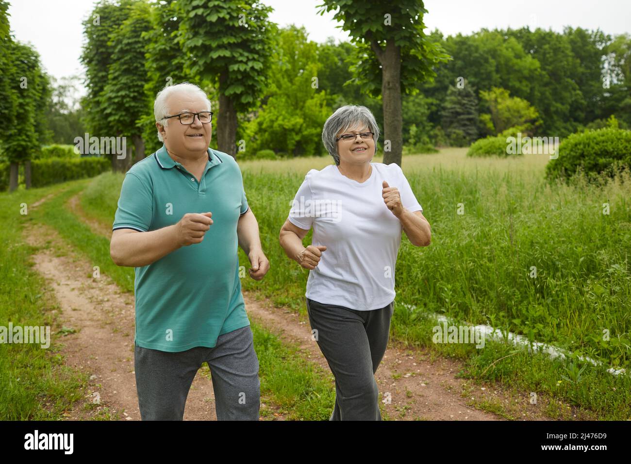 Glückliches älteres Paar zog sich in den Park an der frischen Luft. Stockfoto