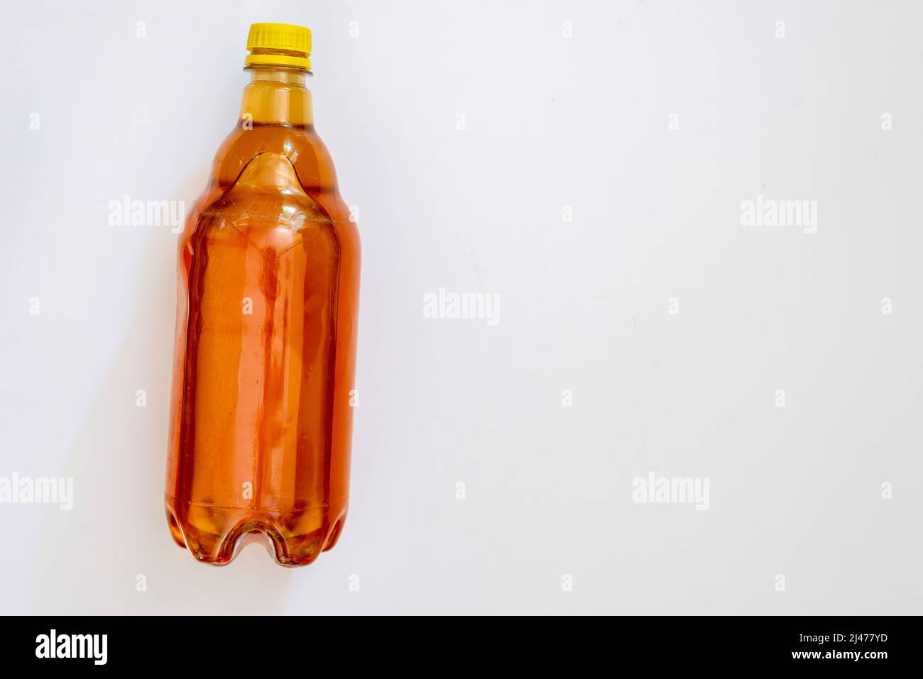 Bienenhonig in einer Plastikflasche. Salvador, Bahia, Brasilien. Stockfoto