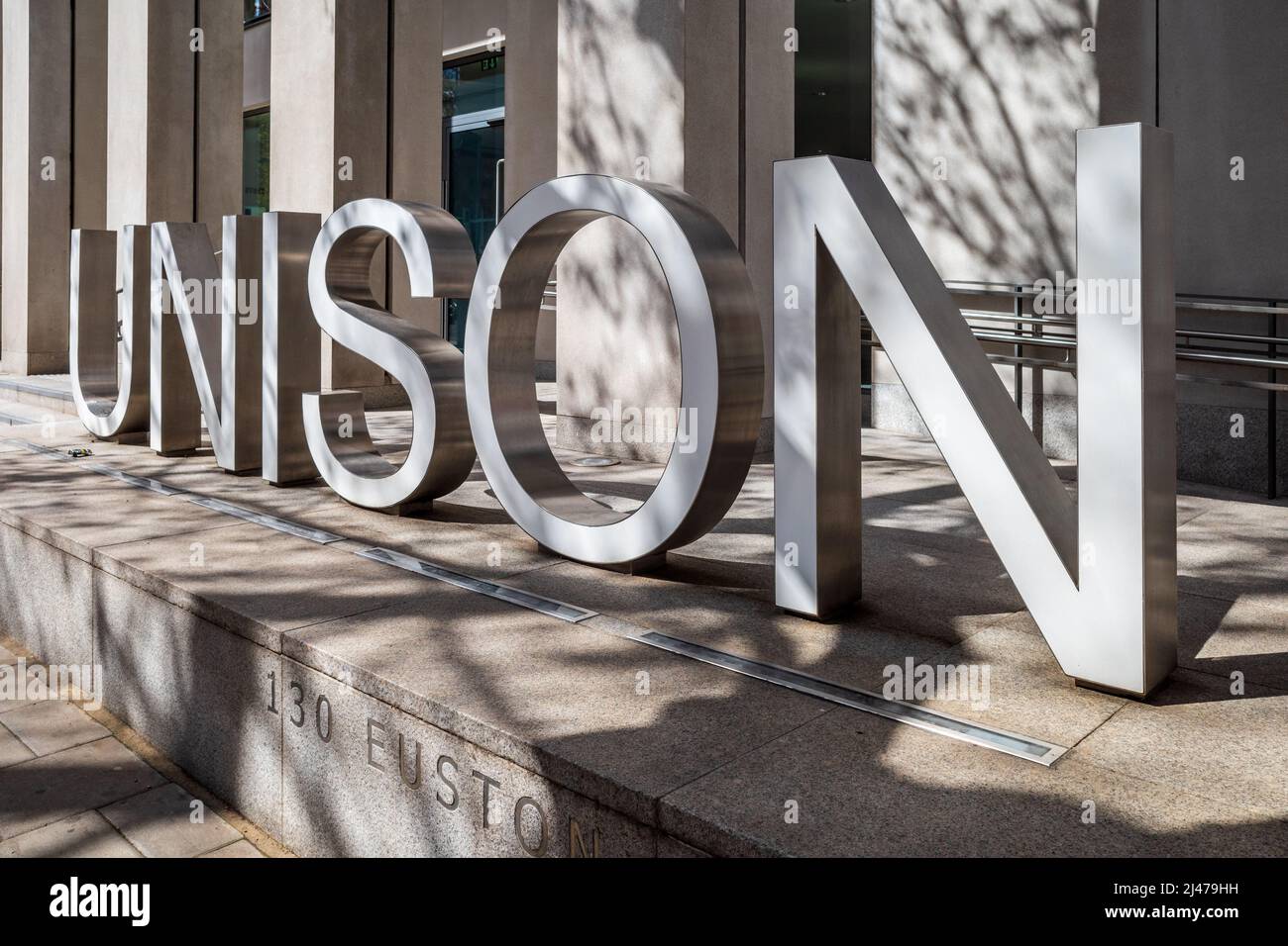 Unison Trade Union HQ - Zeichen vor dem Hauptsitz der Unison Trade Union in Euston Road, London, Großbritannien. Stockfoto