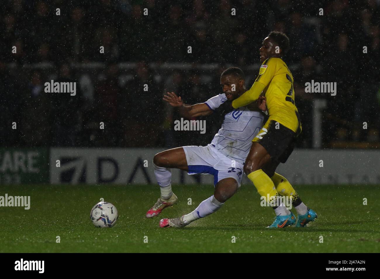 Williams Kokolo #22 von Burton Albion fouls Tendayi Darikwa #27 von Wigan Athletic Stockfoto