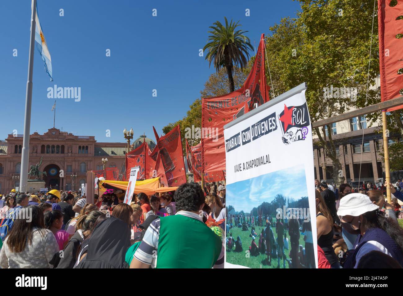 Buenos Aires, Argentinien, 12.. April 2022. Populäre Organisationen installierten eine Messe auf der Plaza de Mayo vor dem Regierungshaus der Nation aus Protest gegen die Politik des Ministerium für soziale Entwicklung unter dem Motto: Wir produzieren, aber wir sind alle immer ärmer! Bild: Esteban Osorio/Alamy Live News Stockfoto