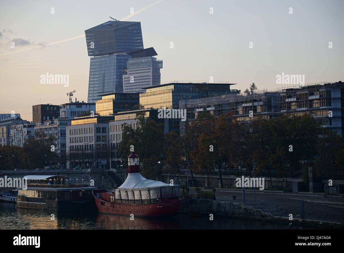 Blick auf ein schiefe Gebäude an der seine im Zentrum von Paris, Frankreich Stockfoto