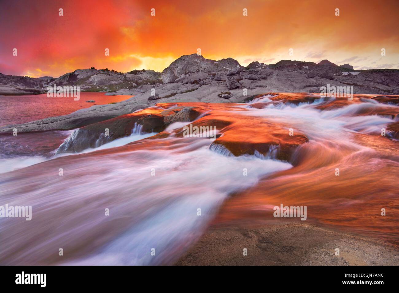 Rauchiger Sonnenuntergang vom nahegelegenen Wildfeuer am Island Lake, Wind River Range, Wyoming Stockfoto