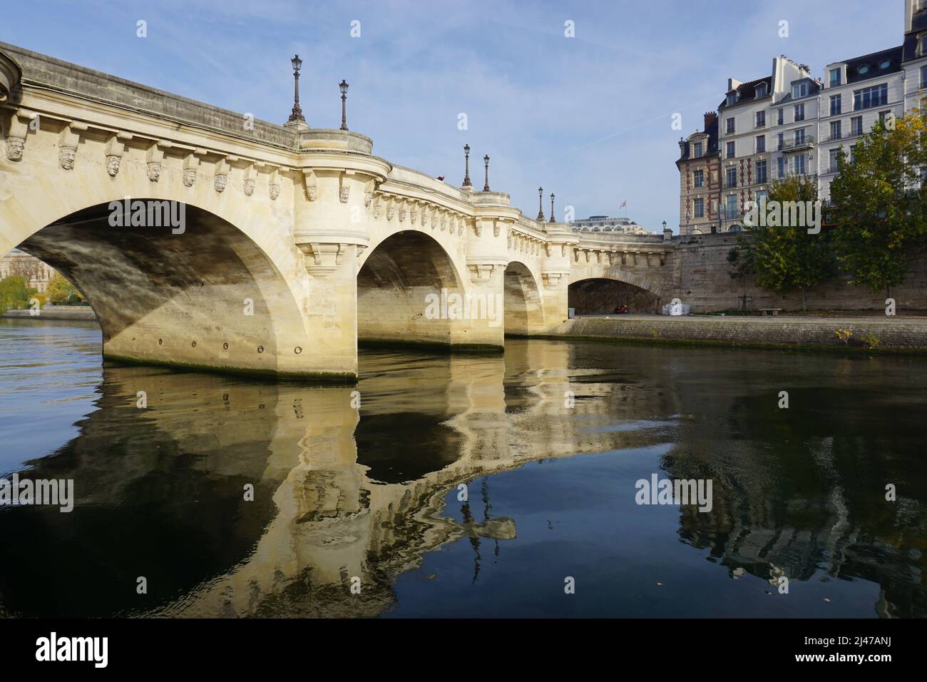 Blick auf die Pont Neuf, die sich in der seine im Zentrum von Paris, Frankreich, spiegelt Stockfoto