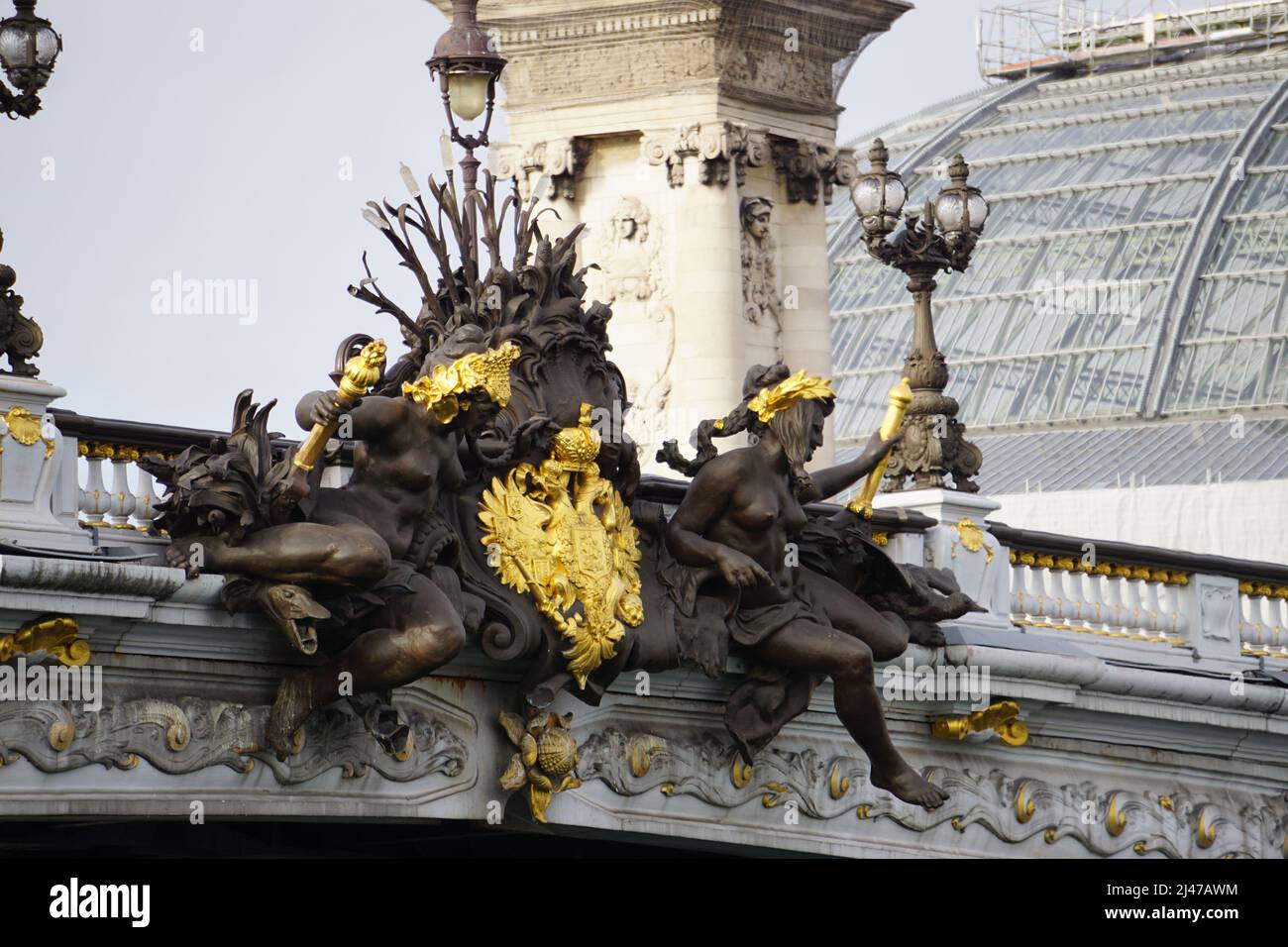 Blick auf die alte Steinbrücke Alexander 3 im Zentrum von Paris, Frankreich mit einer goldenen und schwarzen Skulptur Stockfoto