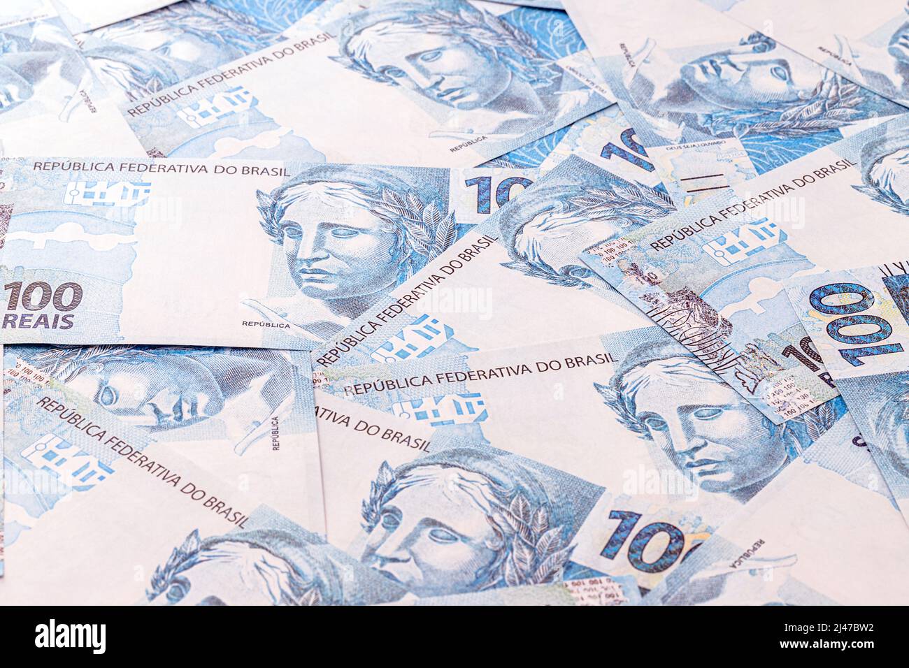 Mehrere hundert Ruten aus brasilien, mehr als tausend Ruten an Preisgeld, brasilianisches Geld im Hintergrund Stockfoto