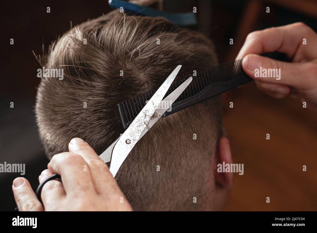 Friseur Schnitt Männerhaare, moderner Haarschnitt mit Schere. Stockfoto
