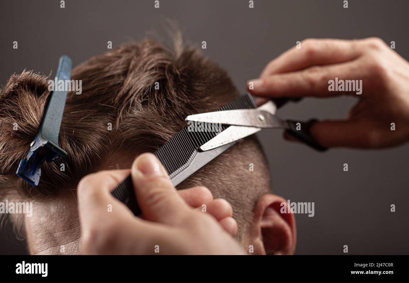 Friseur Schnitt Männerhaare, moderner Haarschnitt mit Schere. Stockfoto