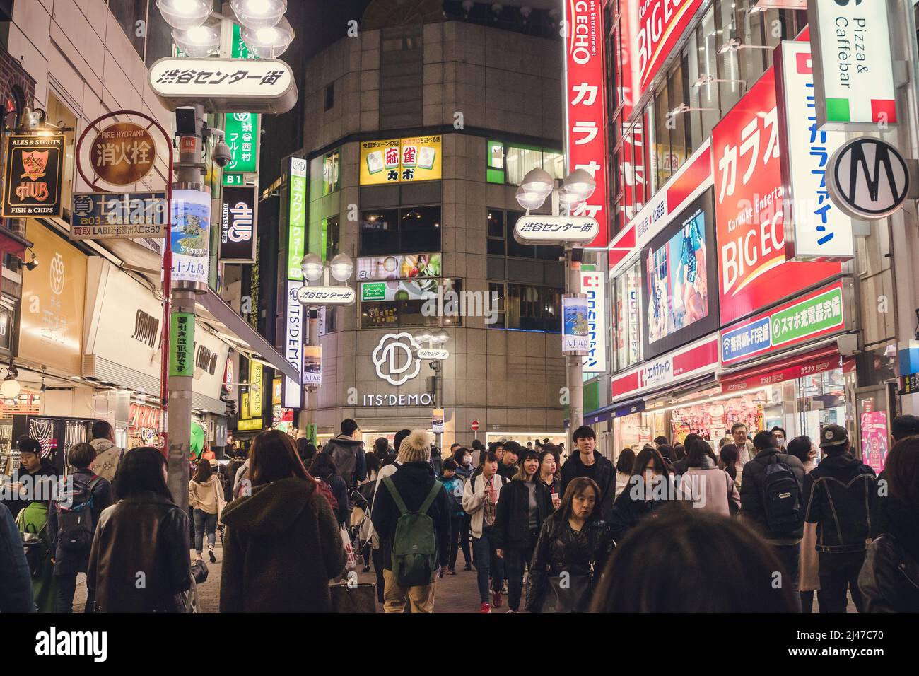 Nachts mitten in Shibuya Stockfoto