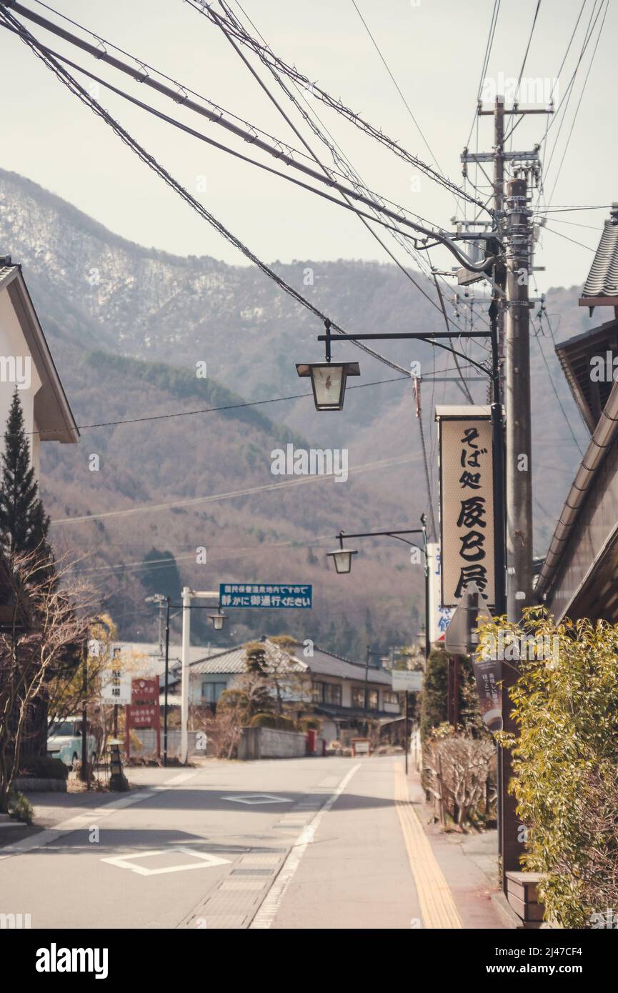 Straße in einem japanischen Dorf mit Berghintergrund Stockfoto
