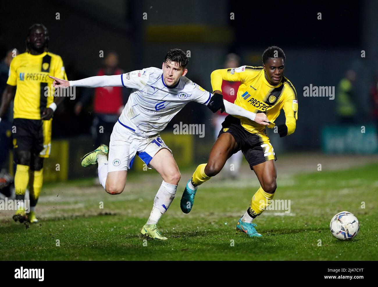 Callum lang von Wigan Athletic kämpft mit Williams Kokolo von Burton Albion während der Sky Bet League One im Pirelli Stadium, Burton. Bilddatum: Dienstag, 12. April 2022. Stockfoto