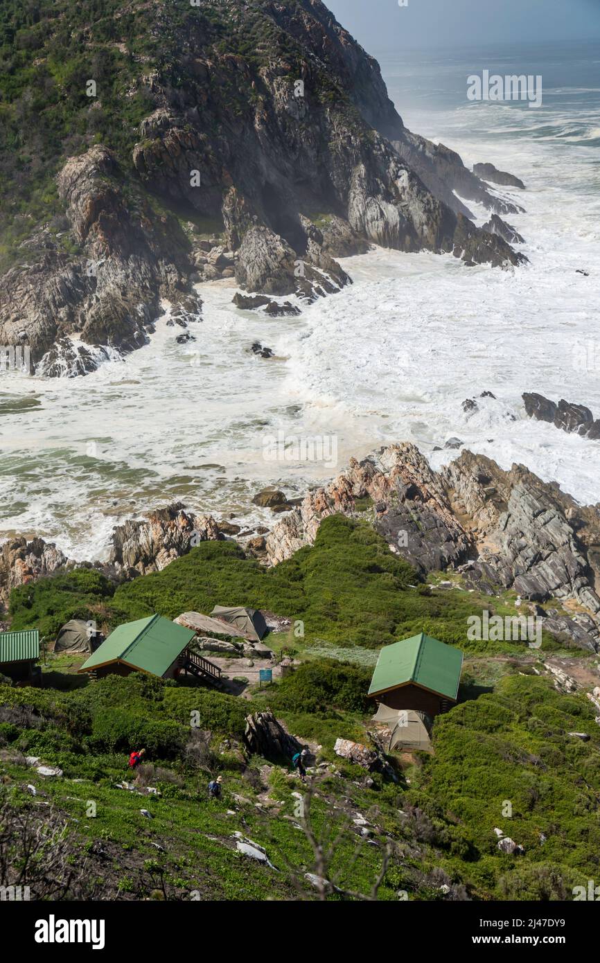 Blick auf die Unterkünfte der Oakhurst Huts auf der Otter Trail Wanderung im westlichen Kap von Südafrika. Stockfoto