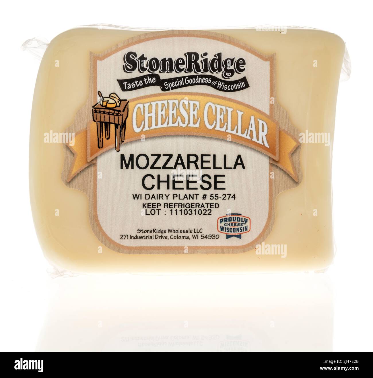 Winneconne, WI -2 April 2022: Ein Paket von Stoneridge Käsekeller Mozzarella Käse auf einem isolierten Hintergrund Stockfoto