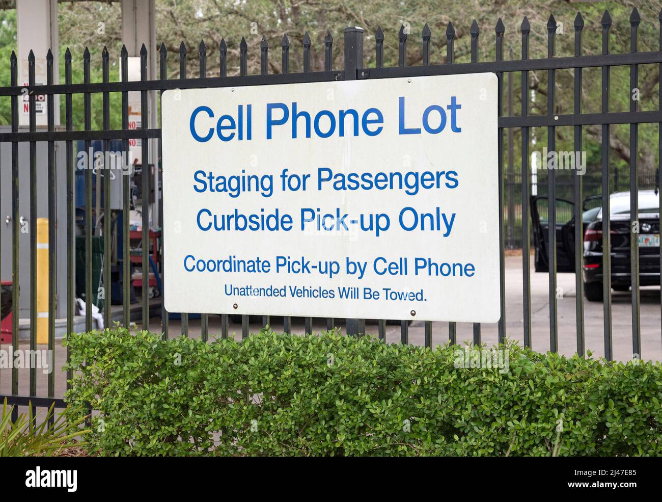 Handyparkplätze für Fahrzeuge, die auf die Ankunft der Passagiere am Regionalflughafen Gainesville in Gainesville, Florida, warten. Stockfoto