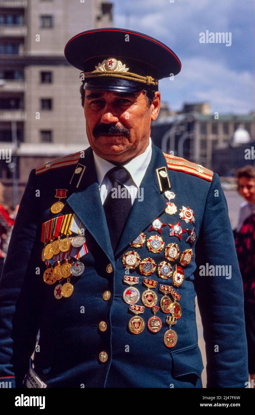 Militärveteranen tragen ihre Uniform und medaillen am 9.. Mai, dem Tag des Sieges in der Nähe des Roten Platzes, Moskau, 1990. Stockfoto
