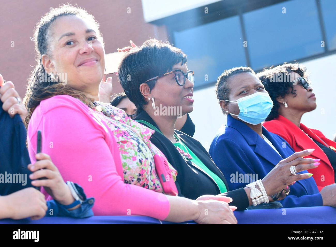Die Vizepräsidentin der Vereinigten Staaten, Kamala Harris, spricht am 12. April 2022 auf der Bühne in der Sheetmetal Workers Local 19 Hall in Philadelphia, Pennsylvania, USA. Stockfoto