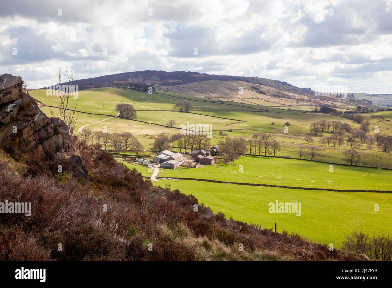 Ein Blick auf den Peak District von den Kakerlaken-Bergen in den Staffordshire Moorlands England Stockfoto