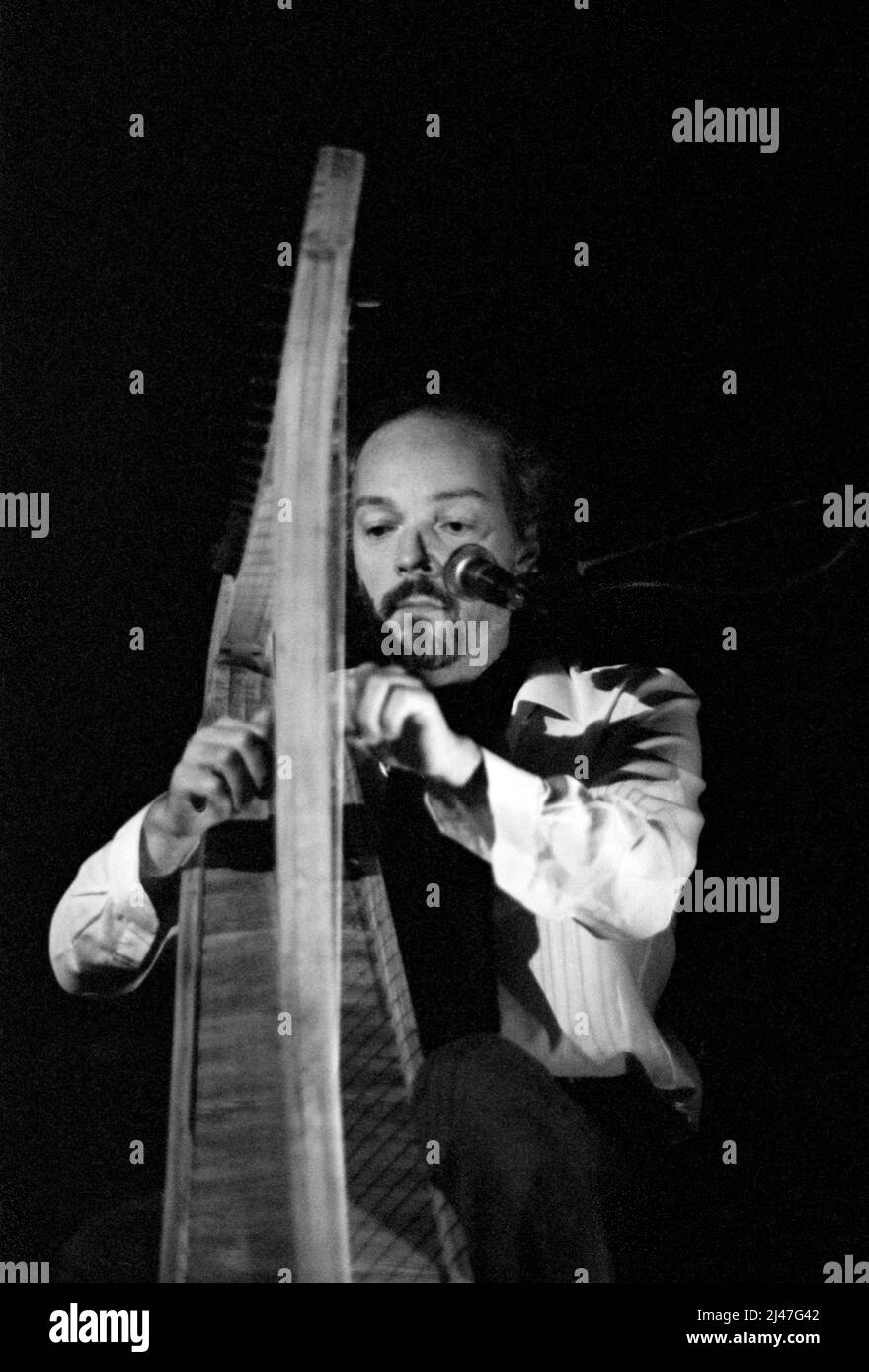 Der französische Musiker und Sänger Alan Stivell tritt 1983 auf der Venue in London auf. Stockfoto
