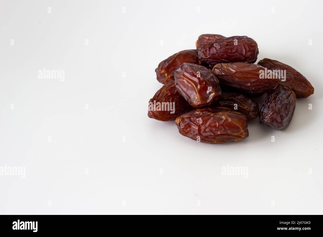 Abstract Date Fruit isoliert auf weißem Hintergrund oder Textur. Iftar für diejenigen, die während des Ramadan fasten Stockfoto