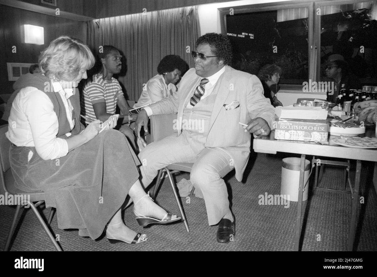BB King gab nach einem Konzert in der Royal Festival Hall, London, England, 1984 Interviews in seiner Garderobe. Stockfoto