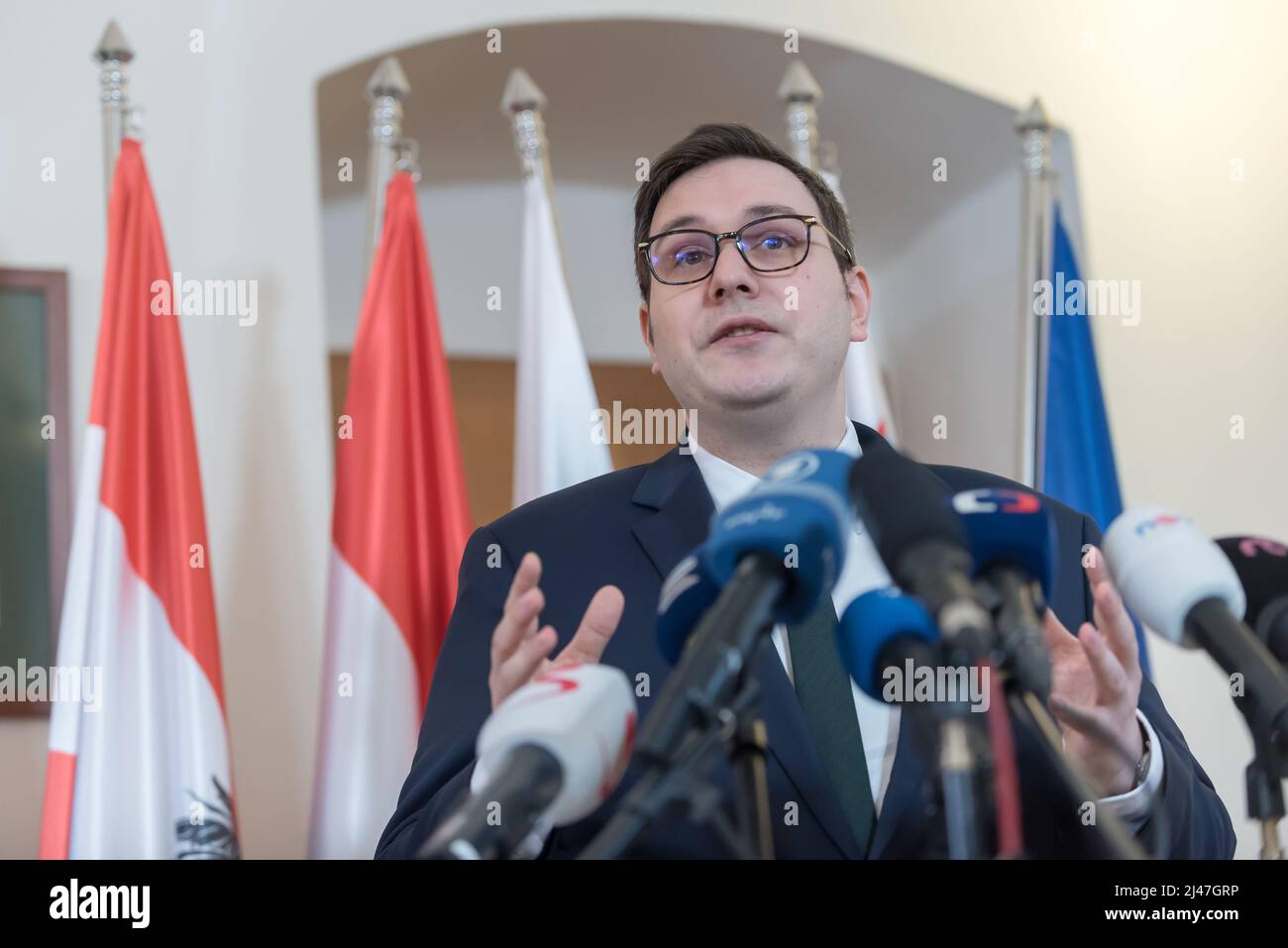Stirin, Tschechische Republik. 12. April 2022. Der tschechische Außenminister Jan Lipavsky spricht während der gemeinsamen Pressekonferenz der Gruppe der europäischen Außenminister der Zentralkonferenz 5 (C5) auf der Burg Stirin bei Prag. Die zentrale (C5) Gruppe der europäischen Außenminister wurde 2020 mit dem Ziel gegründet, eng bei der Bekämpfung der Corona-Virus-Pandemie zusammenzuarbeiten. Aufgrund der aktuellen Situation diskutierten die Minister über die russische Aggression gegen die Ukraine. (Foto von Tomas Tkacik/SOPA Images/Sipa USA) Quelle: SIPA USA/Alamy Live News Stockfoto