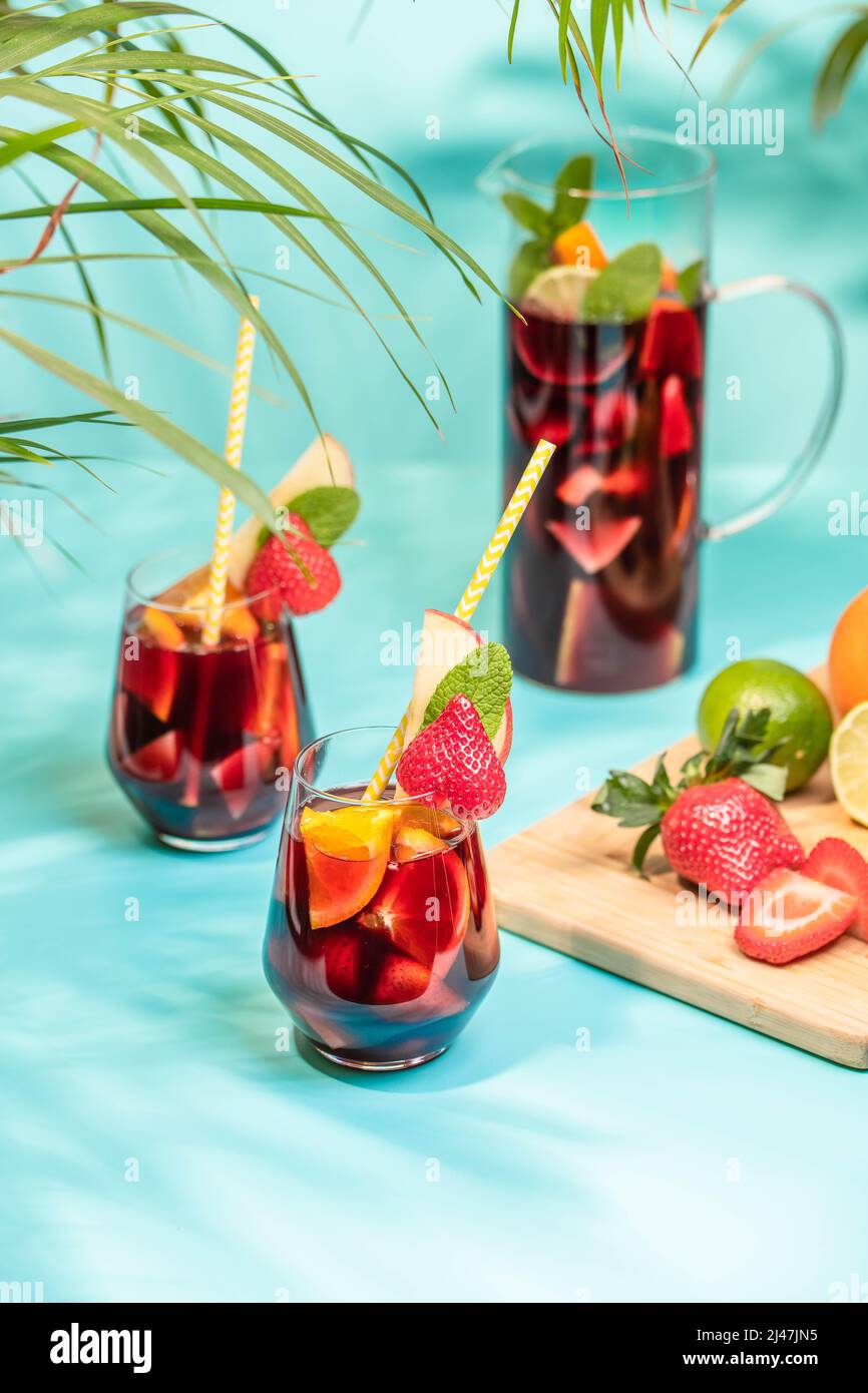 Zubereitung des traditionellen spanischen Sommergetränks Sangria mit frischen Früchten, Rotwein und Eiswürfeln. Stockfoto