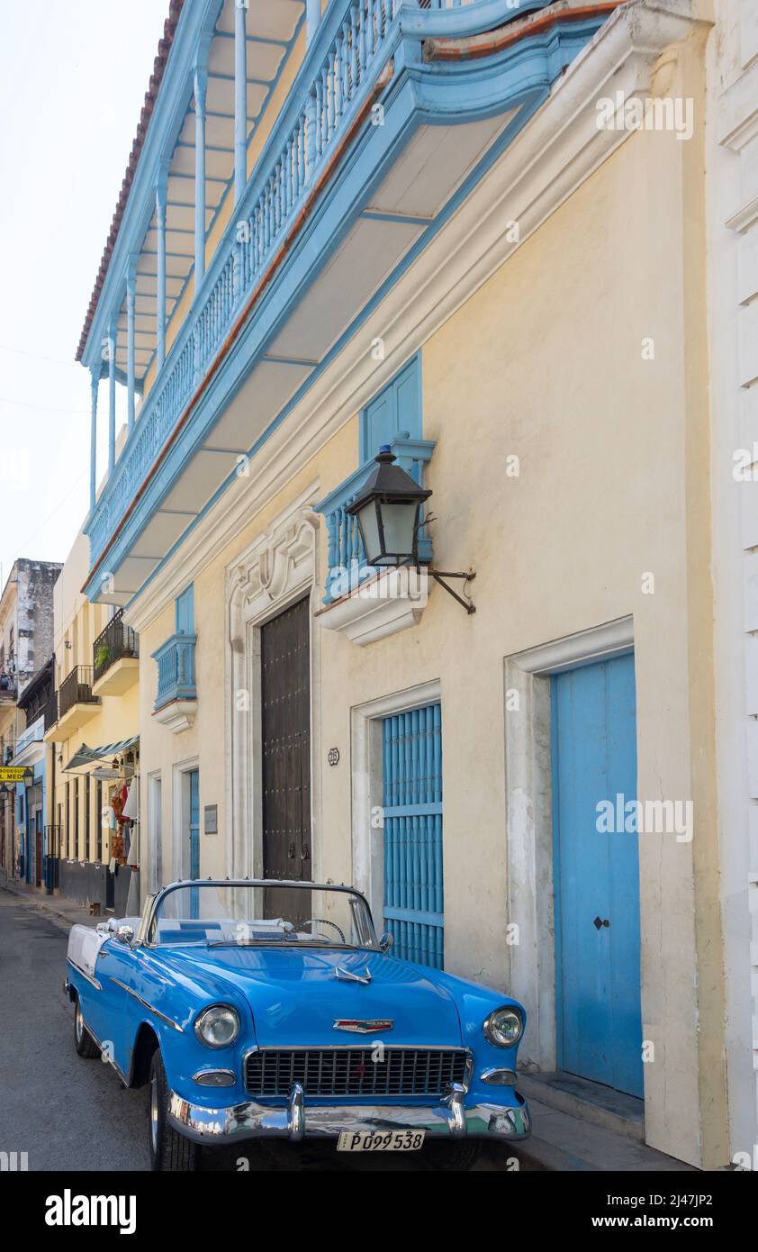 Klassisches amerikanisches Auto in der Seitenstraße, Alt-Havanna, Havanna, La Habana, Republik Kuba Stockfoto
