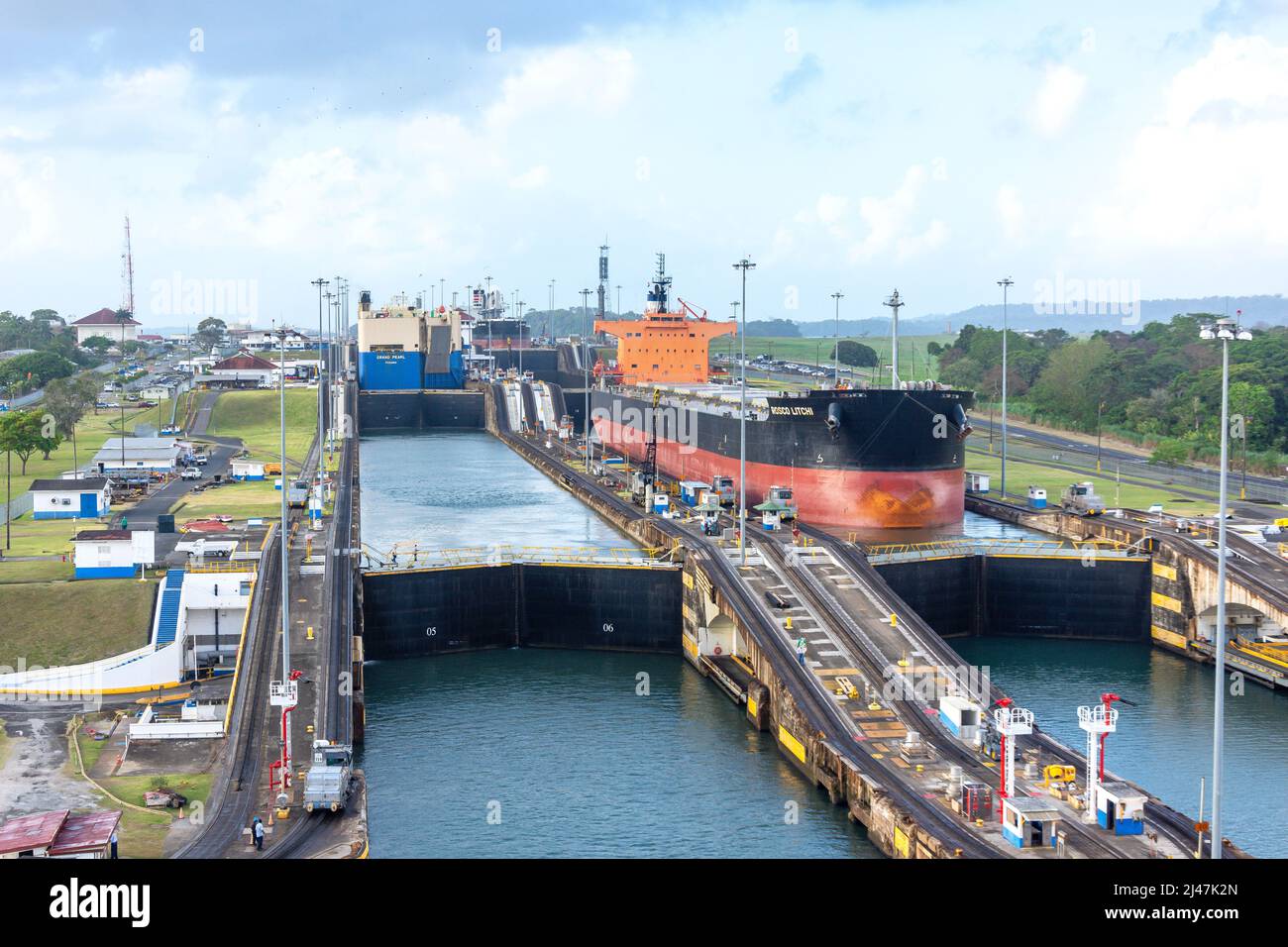 Große Massengutfrachtschiffe in Gatun Locks, Panama Canal, Colon, Provinz Colon, Republik Panama Stockfoto