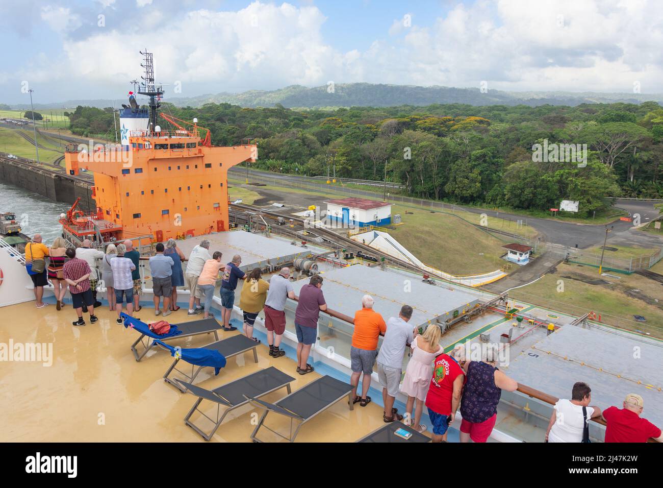 Passagiere an Deck des Marella Explorer 2-Kreuzfahrtschiffs beobachten die Passage durch Gatun Locks, Panama-Kanal, Colon, Provinz Colon, Republik Panama Stockfoto