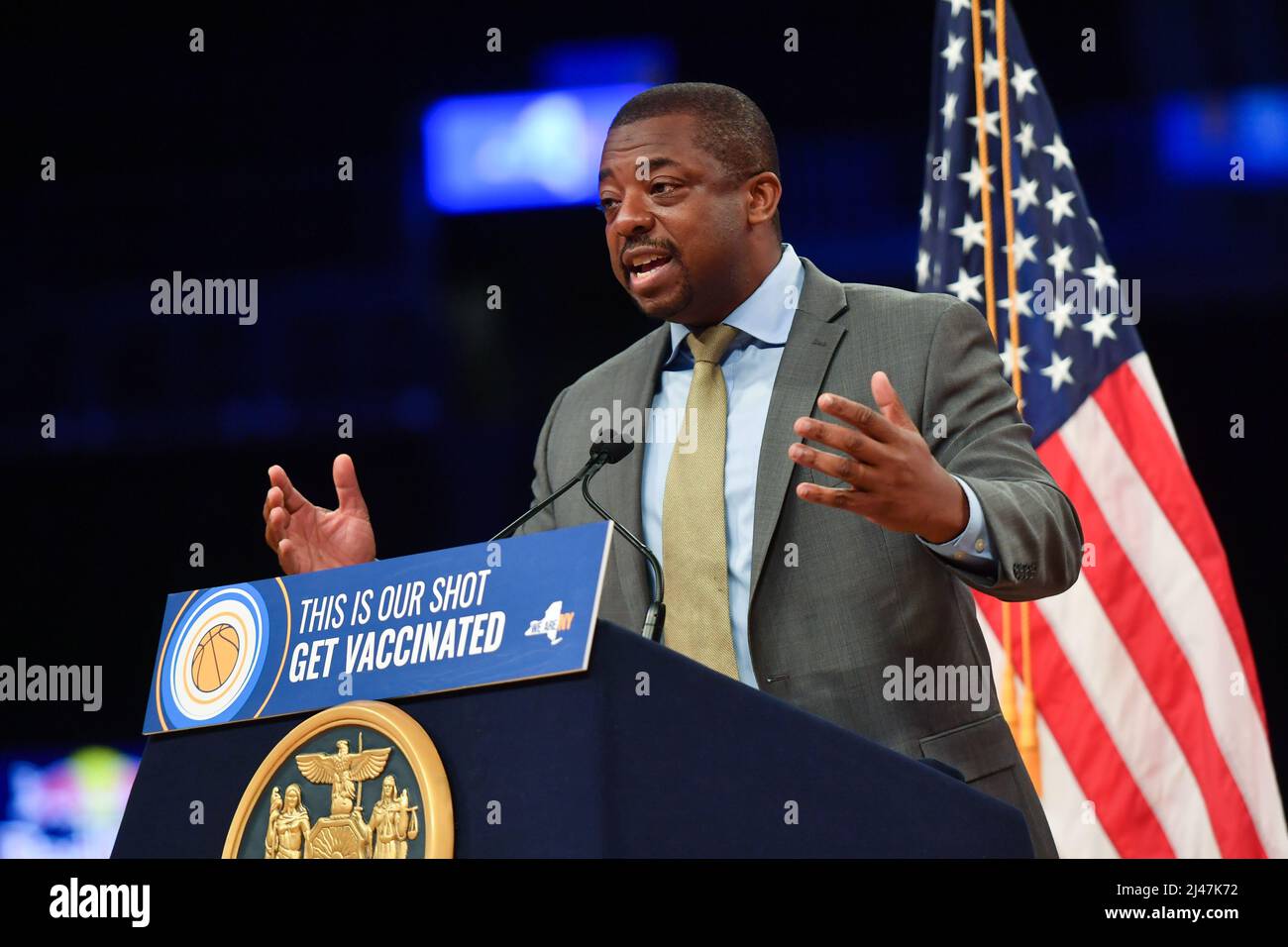 LT. Gouverneur Brian Benjamin tritt während einer COVID-Verbreiterung der Gouverneurin Kathy Hochul bei und gibt eine Ankündigung mit den Brooklyn Nets und der New Yorker Liberty ab Stockfoto